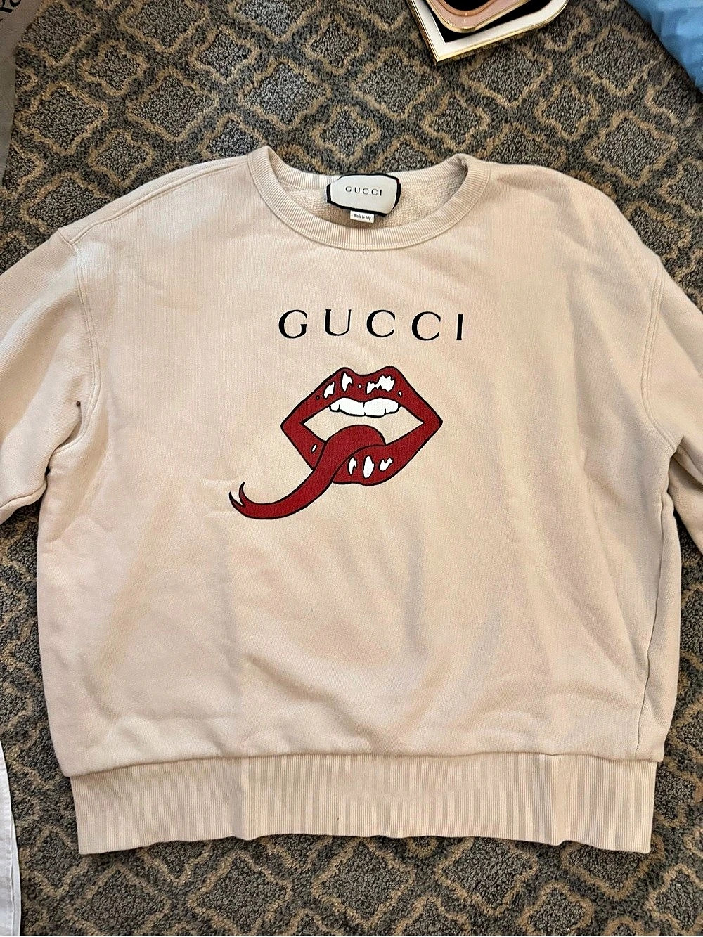 Gucci Lip and Logo Print Cotton Jersey Sweatshirt Beige & Red Large
